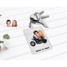 BK Gift Kişiye Özel Motorcu Sevgililer Karikatürlü Şeffaf Pleksi Anahtarlık-1