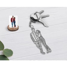 BK Gift Kişiye Özel Tam Boy Karakalem Sevgililer Karikatürlü Şeffaf Pleksi Anahtarlık-1