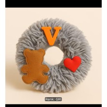Bodrum Asel Kişiselleştirilmiş Peluş V Harfi Saç Tokası | Yumuşak Ayıcık ve Kalp Figürlü Scrunchie | Sevimli Kışlık Saç Aksesuarı