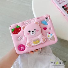 Zenwaya Store Sweet Astronot Tablet Kılıfı Standlı Askılı Kalın Silikon Yapı Yüksek Koruma Stand Olması ile Kullanım Kolaylığı Güvenlik Şıklık ve Kullanışlılık Burada (Sweet Pembe, ipad 11NESIL A16)