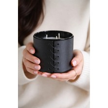 Chanza Home Büyük Boy Siyah Deri Detaylı Mum Pudra Kokulu Mum 11X9 cm 825 gr