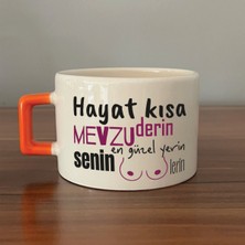 Mor Mürekkep Senin En Güzel Yerin Memelerin Turuncu Kulplu Kare Mizahi Hediyesi Bardak Kupa Fincan Mug