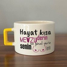 Mor Mürekkep Senin En Güzel Yerin Memelerin Sarı Kulplu Kare Mizahi Hediyesi Bardak Kupa Fincan Mug