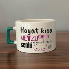 Mor Mürekkep Senin En Güzel Yerin Memelerin Yeşil Kulplu Kare Mizahi Hediyesi Bardak Kupa Fincan Mug