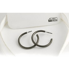 Vue Siyah Ezme Halka Küpe – 2 cm Minimal Metal Tasarım Küpe, Şık ve Günlük Kullanıma Uygun Aksesuar