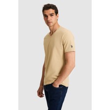U.S. Polo Assn. Erkek Regular Fit V Yaka Bej Basic Tişört 50326944-VR011