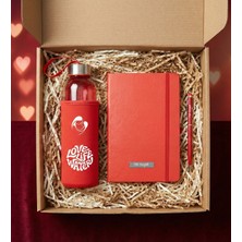 vegahediye v vega Kişiye Özel Kırmızı Defter & Kırmızı Touchpen Kalem & Love Life Water Baskılı Kırmızı Kılıflı 500ML. Cam Matara Hediye Seti - Sevgiliye, Kurumsal Hediye