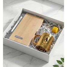 vegahediye v vega Kişiye Özel Gold Renk Parlak Kupa & Bambu Desenli Defter & Beyaz Touchpen Kalem & Peynir Model Clicker Stres Anahtarlığı Premium Ofis Hediye Seti
