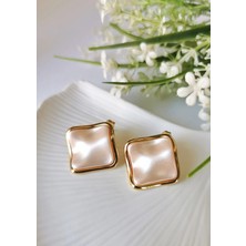 Halley Concept Luna Sedef Detaylı Çelik Küpe 2x2 cm – Sedef Pembe
