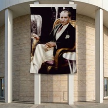 Koltukta Oturan Atatürk- Takım Elbiseli Atatürk Poster Bayrak Premium Raşel Kumaş ATA25 2X3M