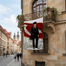 Punto Dizayn TakımElbiseli Mustafa Kemal Atatürk Türk Bayrağı Önünde Poster Bayrak Premium Raşel Kumaş ATA1