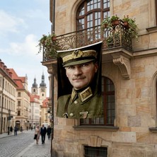 Punto Dizayn Üniformalı Atatürk Portresi Yakın Çekim Poster Bayrak Premium Raşel Kumaş ATA66
