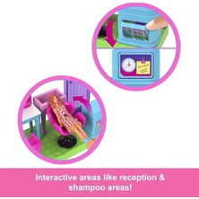Mini Barbieland Koleksiyona Uygun Oyun Seti, 4 Cm'lik Bebek, Aynalı Kuaför Tezgahı, Şampuan Bölümü ve Hikaye Anlatımına Yönelik Karşılama Masası ile Kuaför Salonu, JCR32