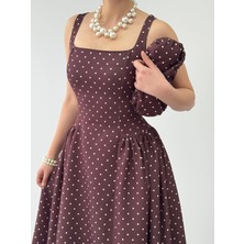 Moda Durağı Kare Yaka Piliseli Puantiyeli Maxi Elbise Kahverengi