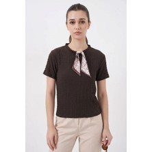 Style Line Kadın Yuvarlak Yaka Fularlı Kısa Kol Kahverengi Bluz