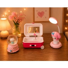 Ayder Online Satış Sihirli Hediye Seti: Hello Kitty Kar Küresi, Masa Lambası ve Müzikli Takı Kutusu(mesajla bildirmeniz halinde dilediğiniz not u hediye paketi üzerine yazılıp gönderim yapılmaktadır)
