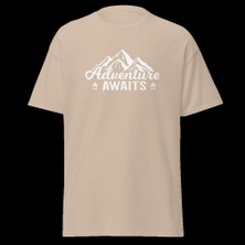 Adventure Awaits Dağ Macera Temalı Baskılı Unisex Bisiklet Yaka Pamuklu Tişört