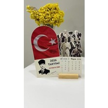 2026 Atatürk Takvimi, Atatürk Temalı, Masa Üstü Ahşap Standlı, Türk Bayrağı Tasarımlı,