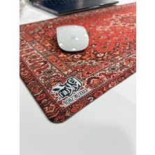Die Grup Mouse Pad, 30X70 Cm, Mavi Halı Desen Baskılı, Kaymaz Taban, Bilek Destekli, Dikişsiz Kenar, Ergonomik, Ofis ve Oyuncular Için (Kırmızı Halı)