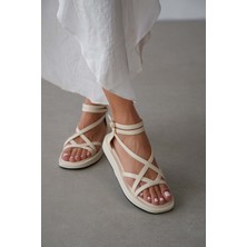 Selin Shoes Lony Ön Çarpraz Detaylı Bilek Tokalı Kadın Sandalet- Ekru