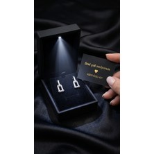 Livora Jewelry Işıklı Hediye Kutulu Orijinal 925 Ayar Gümüş Zirkon Taşlı Modern U Formlu Geometrik Kadın Küpe