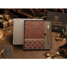 Tekno Hediye Kişiye Özel Defter Kalem Hediye Seti Kutulu – Lüks Deri Görünümlü Çizgili Defter ve Metal Roller Kalem,doğumgünü