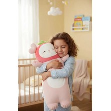 Miniso Lisanslı Çilekli Kedi Minderi 76 cm – Yumuşacık Dekoratif Yastık