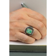 Innuendo Jewelry 925 Ayar Gümüş Yeşil Zeminli Zülfikar Kılıcı ve Zümrüt Detaylı Erkek Yüzük