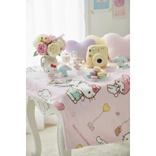 Miniso Sanrio Lisanslı Hello Kitty Desenli Battaniye – Tam Desenli Yumuşacık Koltuk Yatak Örtüsü