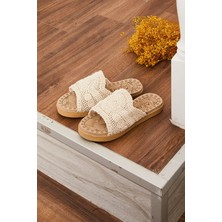 Ebru Tesettür Motif Detaylı Hasır Terlik Krem