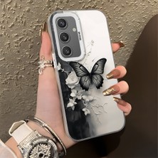 HONTINGA Samsung Galaxy S24 ile Uyumlu Kılıf Silikon Kenar Sert Arka Kamera Koruyucu Basitlik Anti Düşme Kamera Korumalı Kelebek Desen Couple Telefon Kılıfı Kadın ve Erkek Için Uygundur K1-1363