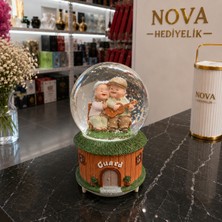 Novahediyelik Yaşlı Çift Büyük Boy Cam Kar Küresi Pilli - Renk Değiştiren Işıklı ve Müzikli - 16 cm x 10 cm