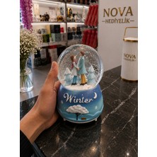 Novahediyelik Romantik Çift Büyük Boy Cam Kar Küresi Pilli - Renk Değiştiren Işıklı ve Müzikli - 16 cm x 10 cm
