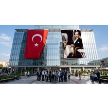Punto Dizayn Koltukta Oturan Atatürk- Takım Elbiseli Atatürk Bayrak ve Türk Bayrağı Premium Raşel Kumaş 2'li Set 10x15 metre ATA25