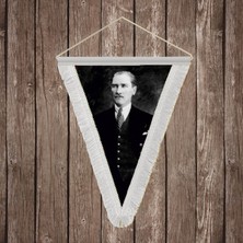 Punto Dizayn Siyah Takım Elbiseli Mustafa K. Atatürk Beyaz Saçaklı Üçgen Flama Bayrak Hatıra Flama ATA39