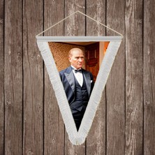 Punto Dizayn Mustafa Kemal Atatürk Takım Elbiseli Beyaz Saçaklı Üçgen Flama Bayrak Hatıra Flama ATA47