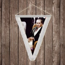 Punto Dizayn Koltukta Oturan Atatürk- Takım Elbiseli Atatürk Beyaz Saçaklı Üçgen Flama Bayrak Hatıra Flama ATA25