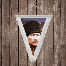 Punto Dizayn Üniformalı Kalpaklı Gazi Mustafa Kemal Atatürk Beyaz Saçaklı Üçgen Flama Bayrak Hatıra Flama ATA20