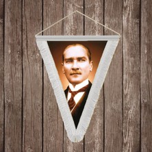 Punto Dizayn Sivil Takım Elbiseli Mustafa Kemal Atatürk Beyaz Saçaklı Üçgen Flama Bayrak Hatıra Flama ATA22