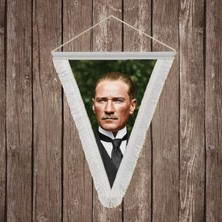 Punto Dizayn Sivil Takım Elbiseli Gazi Mustafa Kemal Atatürk Portre Beyaz Saçaklı Üçgen Flama Bayrak Hatıra Flama ATA64