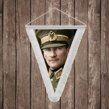 Punto Dizayn Üniformalı Atatürk Portresi Yakın Çekim Beyaz Saçaklı Üçgen Flama Bayrak Hatıra Flama ATA66