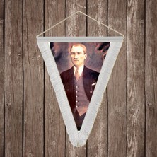 Punto Dizayn Takım Elbiseli Eli Cebinde Atatürk Beyaz Saçaklı Üçgen Flama Bayrak Hatıra Flama ATA29
