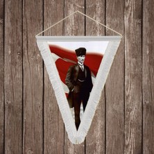 Punto Dizayn Takım Elbiseli Mustafa Kemal Atatürk Türk Bayrağı Önünde Beyaz Saçaklı Üçgen Flama Bayrak Hatıra Flama Ata1