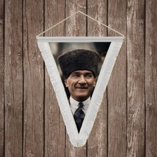 Punto Dizayn Gülümseyen Mustafa Kemal Atatürk Portresi Beyaz Saçaklı Üçgen Flama Bayrak Hatıra Flama ATA65