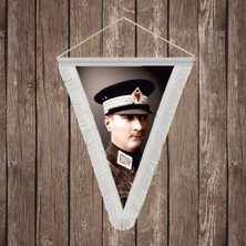 Punto Dizayn Mustafa Kemal Atatürk Askeri Üniformalı Beyaz Saçaklı Üçgen Flama Bayrak Hatıra Flama ATA41