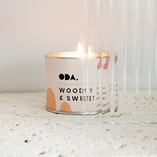 Plus Moda Woody & - Odunsu ve Tatlı Kokulu Tasarım Dekoratif Desenli Soya Mumu I 140 gr (Renkli)