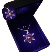 Pigna Aksesuar Premium Işıklı Kutuda Mor Taşlı Lotus Çiçeği Altın Renk Çelik Kolye -Hediye Paketli