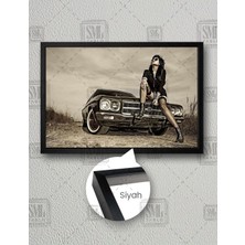 SML Tablo Arabanın Üstünde Oturan Kadın Manken Nostalji Retro Dekor Yatay Çerçeveli Kanvas Tablo