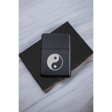 UltraMint Şık Siyah Metal Ying-Yang Motifli Benzinli Çakmak