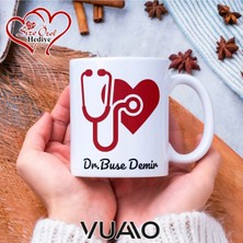 Vuao Doktora Özel Isimli Yazılı Kupa Bardak, Kişiye Özel Baskılı Isme Özel Kupa - Doktor Arkadaşa Eşe Hediye Isim Yazılı Kupa - Doktorlara Kupa Bardağı Çift Taraflı Baskılı Sağlık Çalışanı Meslek Kupası